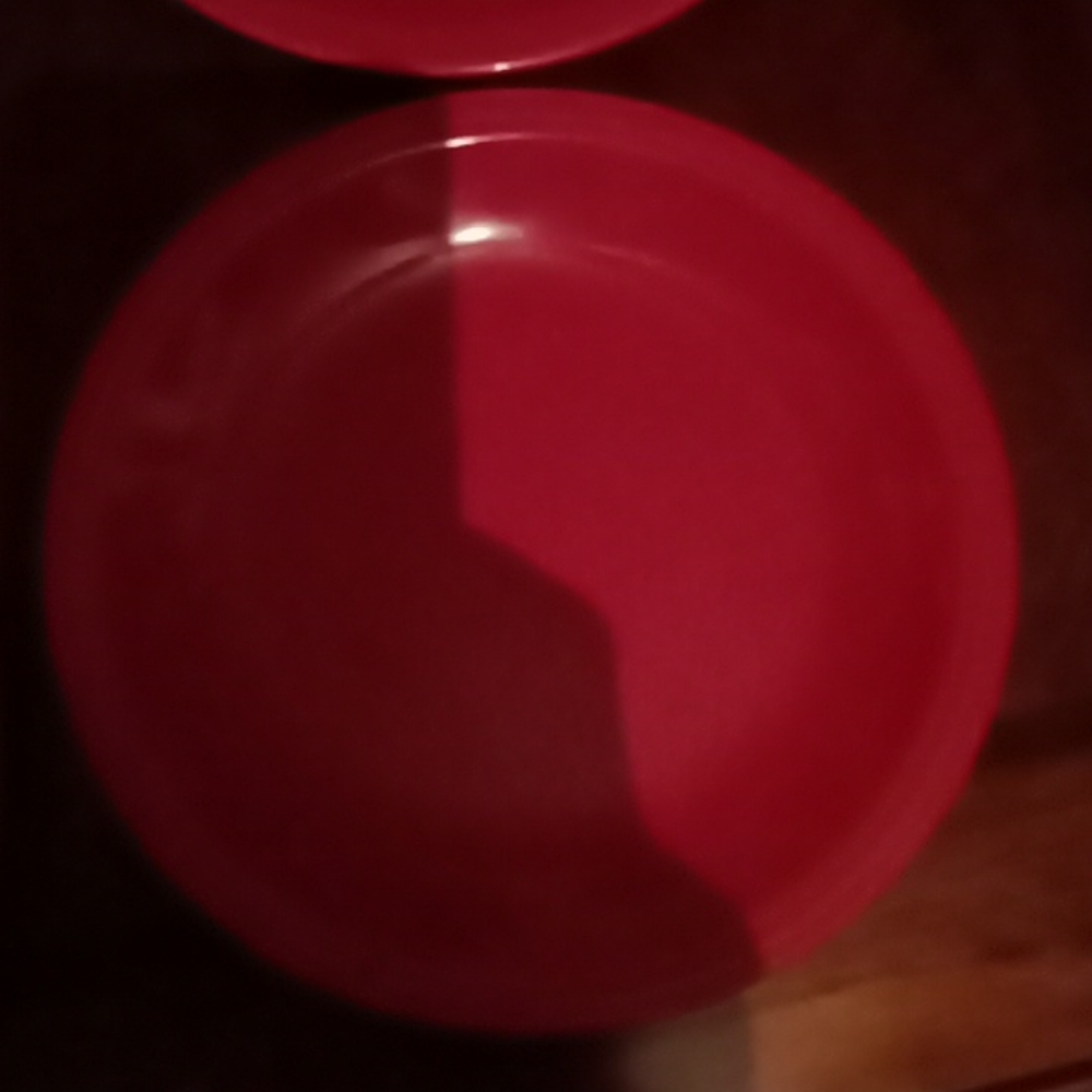 2 Red Plates - Picture 4 of 4
